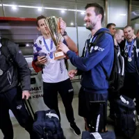 Najzvestej&scaron;i navijači že na Brniku pričakali srebrne odbojkarje