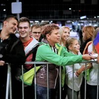 Najzvestej&scaron;i navijači že na Brniku pričakali srebrne odbojkarje