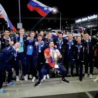 Najzvestej&scaron;i navijači že na Brniku pričakali srebrne odbojkarje