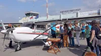 V majhna zasebna letala, vredna 600.000 evrov, so smeli obiskovalci tudi sesti.