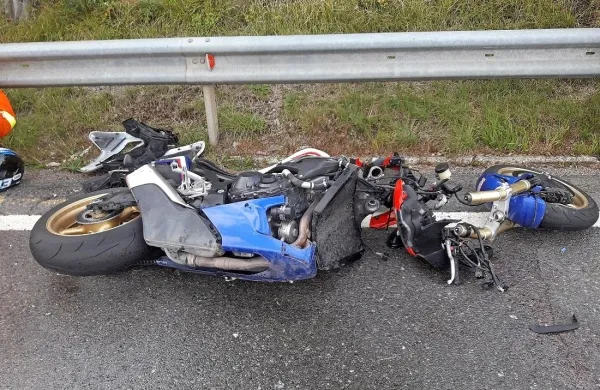 Okoli 16. ure je na cesti pri industrijski coni Risnik v Divači po zdrsu 
padel motorist.