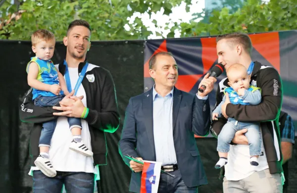 Z veslom in žogo do odličij