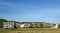 Dražili bodo zemljišče  med TPC Livade (desno) in  “Mišičevimi bloki”, od koder smo   fotografirali območje. 

