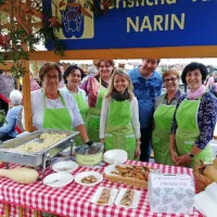  Jabolčna omleta je posebnost Narina.