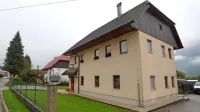 Prizorišče nočne tragedije je stanovanjska hiša nedaleč od bovške 
policijske postaje.