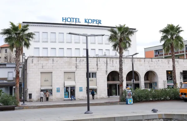 Koprski podjetnik Aleš Piščanc, ki v pritličju Hotela Koper že nekaj 
let vodi restavracijo Capra, je kupil celoten objekt. 