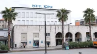 Koprski podjetnik Aleš Piščanc, ki v pritličju Hotela Koper že nekaj 
let vodi restavracijo Capra, je kupil celoten objekt. 