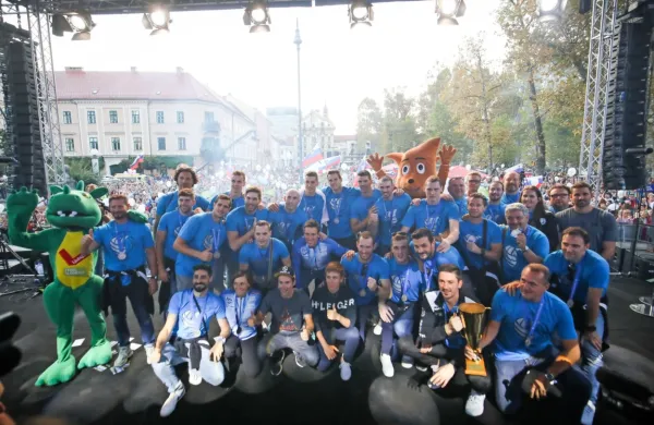 Nedavni sprejem slovenskih odbojkarjev na Kongresnem trgu v 
Ljubljani