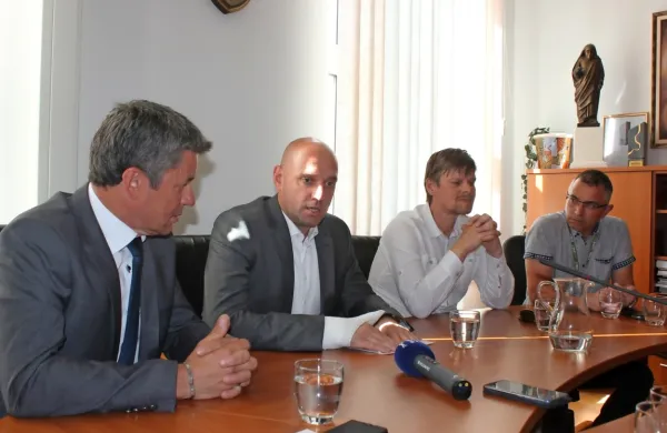 Postojnski župan Igor Marentič, minister za okolje Simon Zajc, 
poslanec LMŠ Robert Pavšič in podžupan Andrej Berginc.