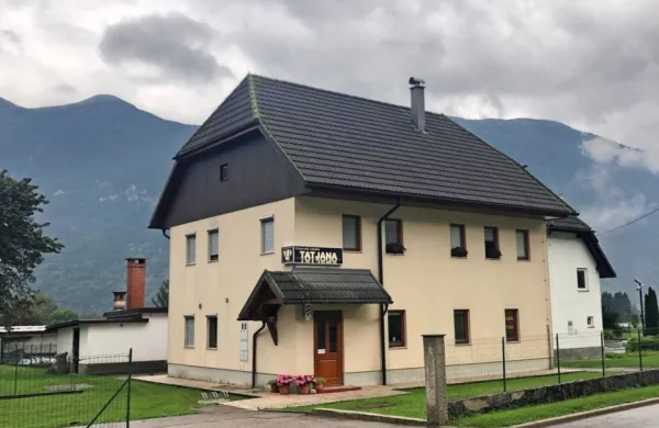 V torek okoli polnoči je 24-letni kuhar na dvorišču hiše na Dvoru v 
Bovcu večkrat zabodel 34-letnega domačina.