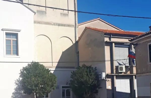 Na koprskem sodišču se je danes nadaljevalo sojenje nekdanjemu 
ravnatelju Srednje ekonomske in poslovne šole Koper Vladimirju 
Mlekužu, ki mu tožilstvo očita, da je s fiktivnim vpisom več tisoč 
oseb na izobraževanje odraslih šoli pridobil večjo premoženjsko 
korist.