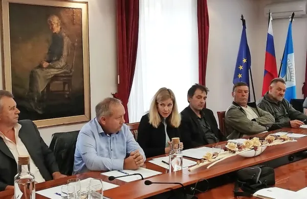 V Občini Kanal ob Soči so se danes ostro odzvali na anonimno 
peticijo, ki je bila pred dnevi poslana na vse naslove v občini.