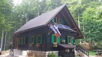 Pred Iztokovo kočo pod Golaki (1260 m) bo v nedeljo ob 11. uri  
kulturni program.   