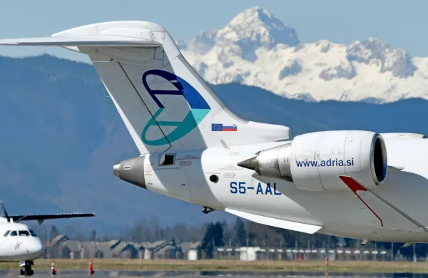 Med premoženjem Adrie Airways izstopajo njeni sloti - pravice za 
zakup prostora na letališčih za vzletanje in pristajanje ob določenih urah.