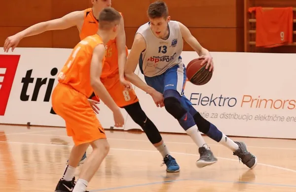 Luka Ščuka (z žogo) je po reprezentančnem spet oblekel klubski 
dres.