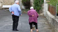 S celovito dolgotrajno oskrbo starejših Slovenija zelo zamuja, zato 
veliko starostnikov starosti ne preživlja dostojno.