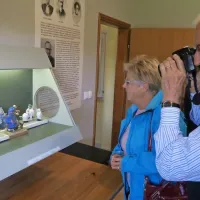 V Polzeli so si bralci ogledali razstavo šaljivih glinenih figuric.