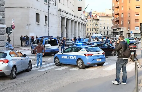 Streljel naj bi 28-letnik, ki so ga skupaj z bratom privedli na 
kvesturo zaradi dopoldanske kraje skuterja.