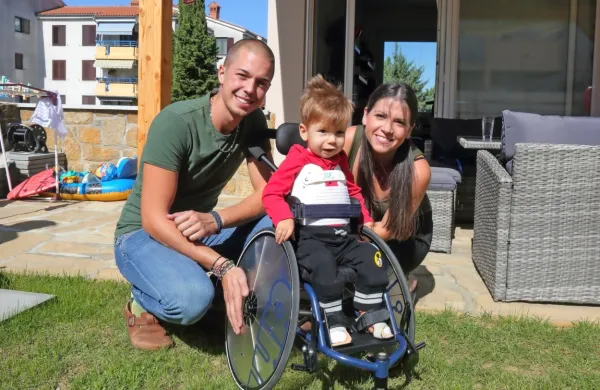 Društvo Palčica Pomagalčica, ki je zbralo približno 3,8 milijona evrov za Krisa Zudicha, nima statusa humanitarne organizacije, kar pomeni, da Krisu kot prejemniku oziroma njegovim staršem grozi obdavčitev.
