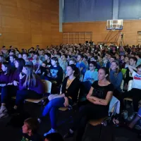 Dvorana na znanstvenih šovih je nabito polna, doslej do obiskovalci rezervirali že 3200 vstopnic, nekaj jih je še na voljo. 