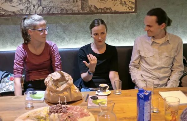 Slovaška pesnica Mária Ferenčuhová (v sredini) se je v Kopru pogovarjala s prevajalko Evo Nežič in  
Andrejem Pleterskim, mentorjem treh prevajalk v Mentorjevi prevajalnici.   
