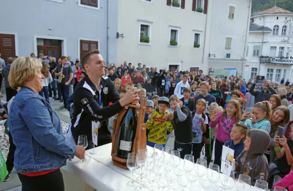 Člana zmagovite slovenske moške odbojkarske reprezentance 
Janija Kovačiča so včeraj pozno popoldne častno sprejeli tudi v 
rodnem Kanalu. 