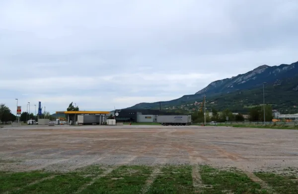 Občina na javni dražbi prodaja parcele v obrtni coni Pod železnico.