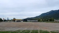 Občina na javni dražbi prodaja parcele v obrtni coni Pod železnico.