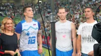 Koprčan Jasmin Čuturič (desno) je bil kot strokovni komentator 
del televizijske ekipe Kanala A. Po zgodovinski zmagi z Rusijo so 
ob njem (z leve) stali še voditeljica Sanja Modrić ter odbojkarja 
Klemen Čebulj in Tine Urnaut.