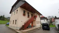 24-letnik je v torek okoli polnoči Bovčana pred hišo z nožem  
hladnokrvno  večkrat zabodel.