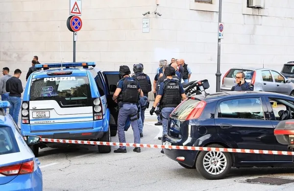 V streljanju v Trstu ubita dva policista, &scaron;tirje policisti so ranjeni