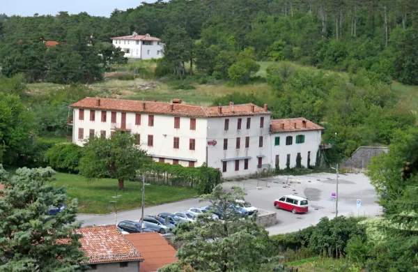 Za parkiranje na parkirišču ob gostilni Zoro morajo obiskovalci od avgusta plačati. 