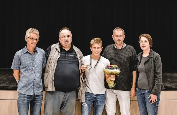 Jaka Štrempel (v sredini), ki je skupaj s Sežancem Gašperjem 
Povhom na mladinskem svetovnem balinarskem prvenstvu osvojil 
srebrno medaljo v štafetnem zbijanju, je ob prihodu domov v domači 
Kobjeglavi doživel prijeten sprejem.