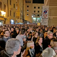 V Trstu se je v soboto zbralo več tisoč ljudi v spomin na umorjena 
policista.