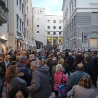 V petih minutah izstrelil 16 nabojev
