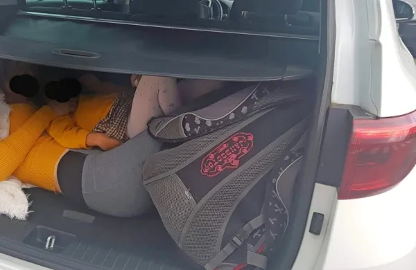 V prtljažniku so policisti odkrili moškega, žensko in otroka, drugi 
otrok je sedel na zadnjem sedežu avtomobila.
