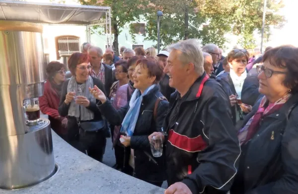 Pri fontani Zeleno zlato se niso mogli zediniti, katero pivo je 
najboljše.
