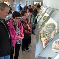  Glinene figurice, ki uprizarjajo   komične zgodbe, denimo    o  Martinu 
Krpanu in dobrem vojaku Švejku, so vzbudile precej zanimanja.     