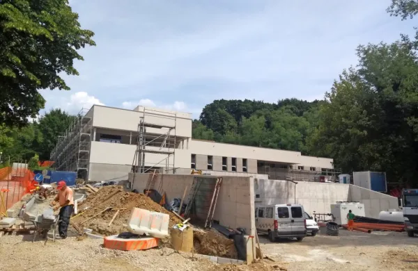 Nova stavba bolnišničnega oddelka za invalidno mladino in 
rehabilitacijo v Stari Gori je konec julija že skoraj kazala svojo 
končno podobo, jutri je predviden njen tehnični pregled.