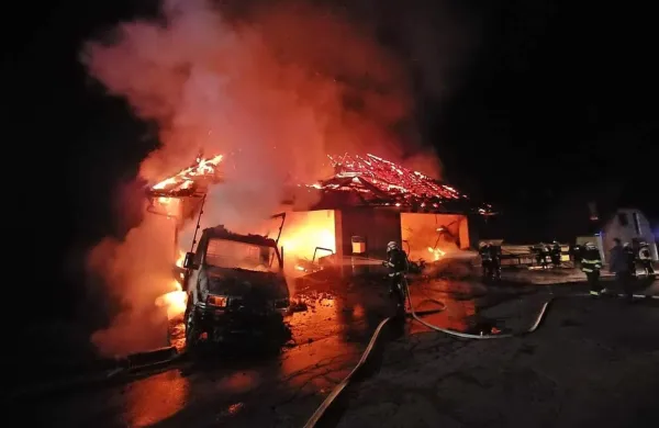 Okrog 2. ure je v Dolenjih Novakih zagorela lesena trinadstropna 
mizarska delavnica, velika približno 20 krat 10 metrov, in v 
neposredni bližini parkirano tovorno vozilo. 