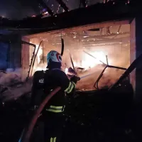 V Dolenjih Novakih zgorela mizarska delavnica in tovorno vozilo