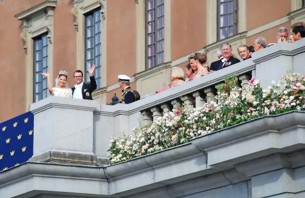  Kraljevski status sta ohranila princesa  Estelle in princ Oscar, 
otroka princese Victorie (na fotografiji ob poroki).