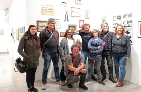 V Galeriji Meduza so  prireditelji sejma  Knjige, sol in Koper z Ingrid Celestina (tretja z leve) in Rokom 
Glavanom (četrti z desne) na čelu prišli podpret kulturne soborce in  Andreja Štularja. 