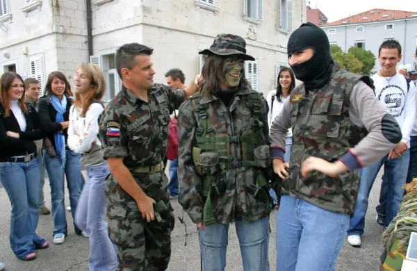 Na predstavitvah vojske med mladimi praviloma vlada veliko 
zanimanje za dele vojaških uniform in opreme. 