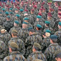 Vojska prodaja stare bojne maskirne uniforme.