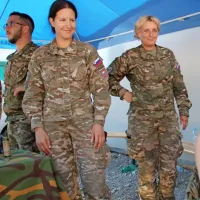 Nove uniforme so svetlejše, bolj peščenih barv in se bistveno bolje 
zlivajo z gozdnim in predvsem kraškim terenom. 