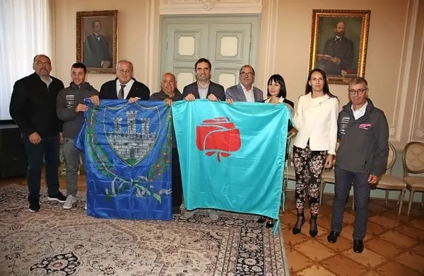 Zastavi je v Gorici iz rok županov obeh občin  Klemna Miklaviča in 
Rodolfa Ziberne slovesno prejel Lucio Providdenti, vodja goriške 
posadke jadrnice Barraonda.