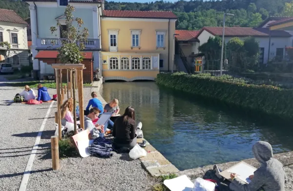 Likovno nadarjeni učenci so letos slikali vedute starega mestnega 
jedra in bili nad njimi navdušeni.