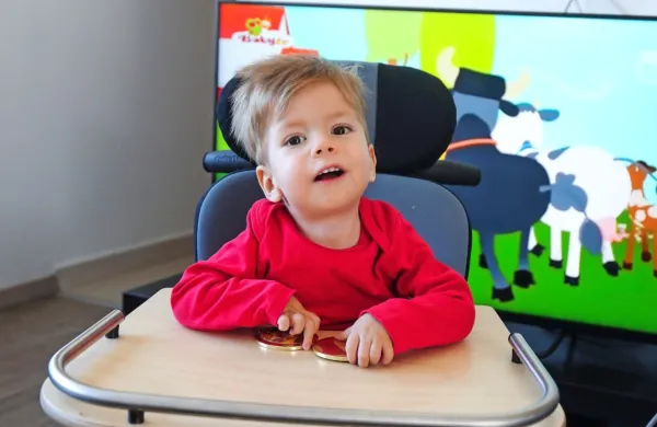 Zdravniško osebje že ureja dokumentacijo za Krisov odhod v 
ZDA.