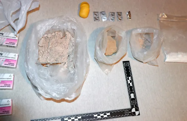 Med hišno preiskavo so zasegli prepovedane droge heroin, kokain, 
amfetamin, večjo količino različnih vrst tablet.